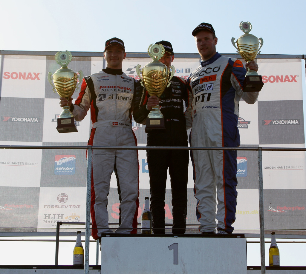 Kevin(t.v.) startede sæsonen flot med en pokal.
(Foto: Motorsporten.dk)